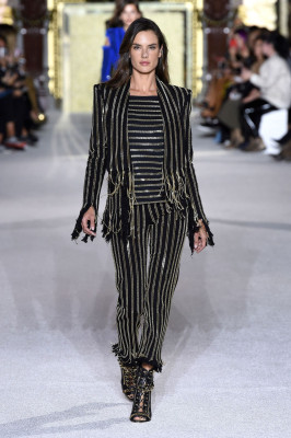 Alessandra Ambrosio – Walks Balmain Fashion Show in Paris