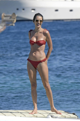Alessandra Ambrosio pic #1200404