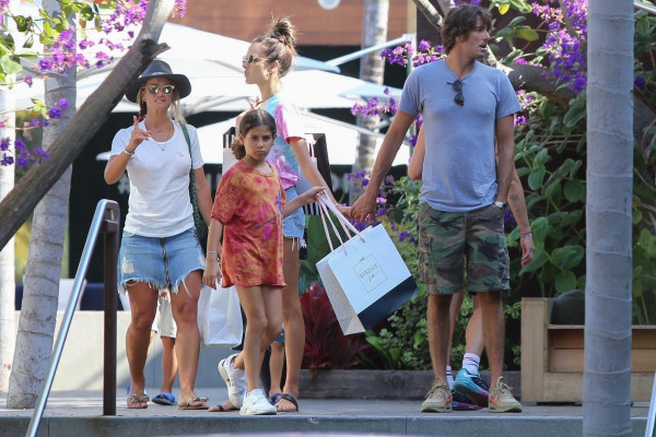 Alessandra Ambrosio – Shopping In Malibu
