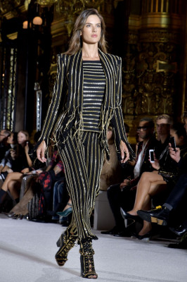 Alessandra Ambrosio – Walks Balmain Fashion Show in Paris