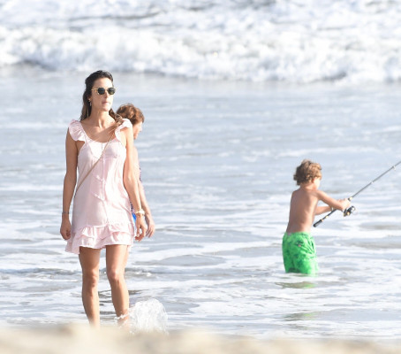 Alessandra Ambrosio – Fishing On The Beach In Santa Monica  Alessandra Ambrosio 