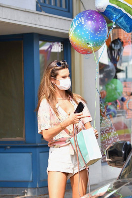 Alessandra Ambrosio is seen in Santa Monica // 26.09.2020
