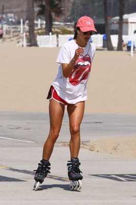 Alessandra Ambrosio Goes For Rolling Blade Stroll On Santa Monica Beach