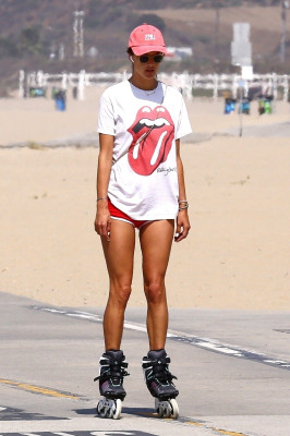 Alessandra Ambrosio Goes For Rolling Blade Stroll On Santa Monica Beach