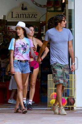 Alessandra Ambrosio – Shopping In Malibu