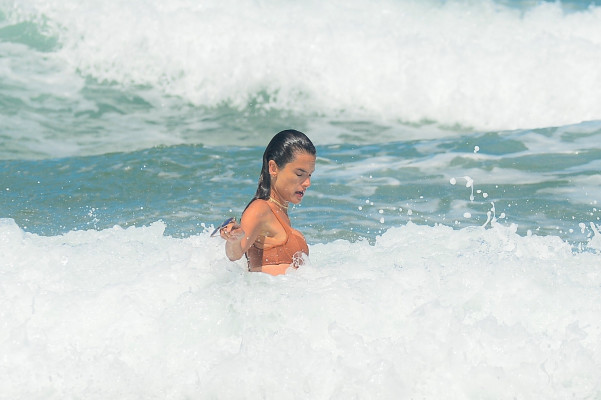 Alessandra Ambrosio is seen in Florianópolis, Brazil | 22.01.2021