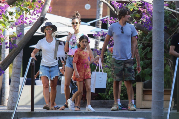 Alessandra Ambrosio – Shopping In Malibu