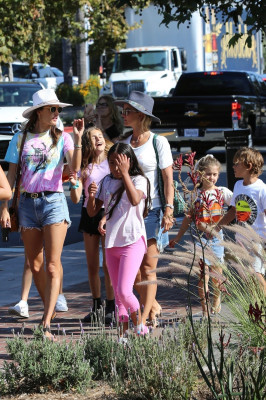 Alessandra Ambrosio – Shopping In Malibu