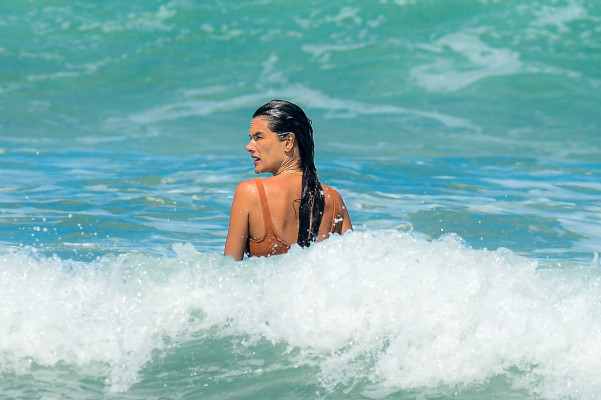 Alessandra Ambrosio is seen in Florianópolis, Brazil | 22.01.2021