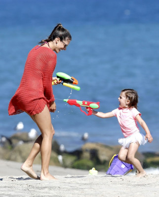 Alessandra Ambrosio pic #532374