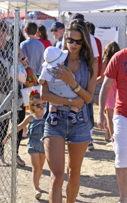 Alessandra Ambrosio pic #555871