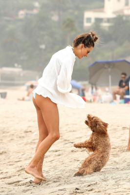 Alessandra Ambrosio is seen in Los Angeles / 12.09.2020
