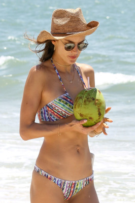 Alessandra Ambrosio pic #930399