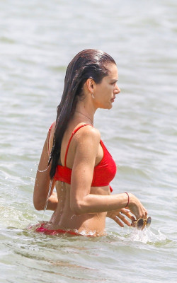 Alessandra Ambrosio pic #1024930