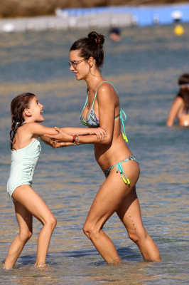 Alessandra Ambrosio pic #899377