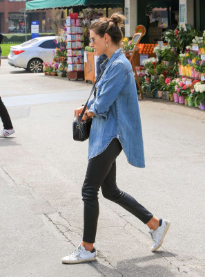 Alessandra Ambrosio in Leather Pants – Shopping in Los Angeles