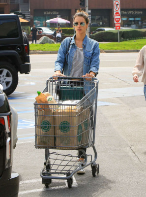Alessandra Ambrosio in Leather Pants – Shopping in Los Angeles
