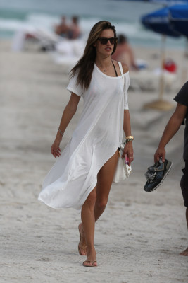 Alessandra Ambrosio pic #698384