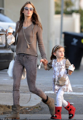 Alessandra Ambrosio pic #680834