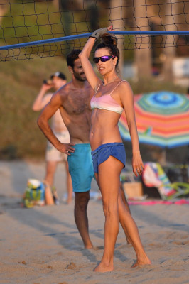 Alessandra Ambrosio is seen in Santa Monica // 19.09.2020