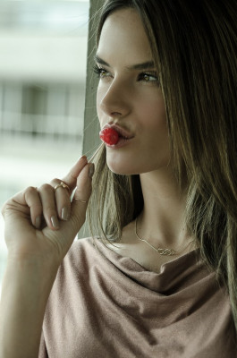 Alessandra Ambrosio pic #684892
