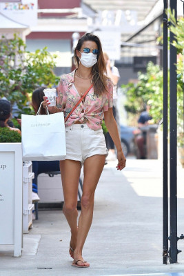 Alessandra Ambrosio is seen in Santa Monica // 26.09.2020