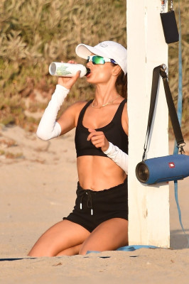 Alessandra Ambrosio is seen in Santa Monica | 15.10.2020