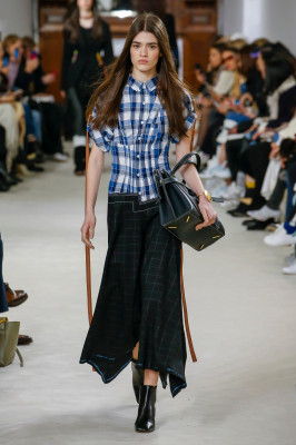 Alexandra Micu - Loewe Autumn/Winter 2018 Fashion Show in Paris