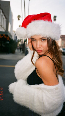 ALEXIS REN – Christmas Instagram Pictures