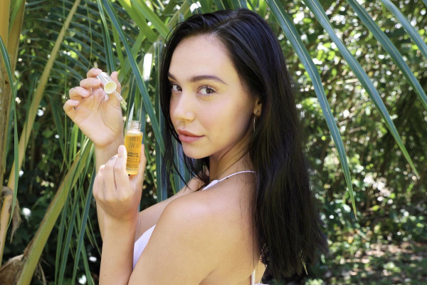 ALEXIS REN for Sonya Dakar x Alexis Ren Anniversary Beauty Capsule, 2020