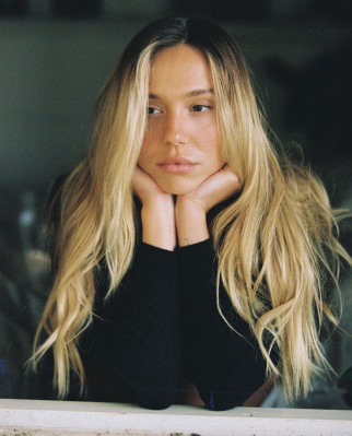Alexis Ren 