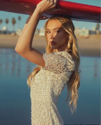 Alexis Ren