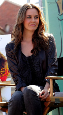 photo 18 in Alicia Silverstone gallery [id260745] 2010-05-04 00:00:00