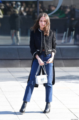 Alicia Vikander - Louis Vuitton Womenswear FW 2022/2023 Show at PFW 03/07/2022