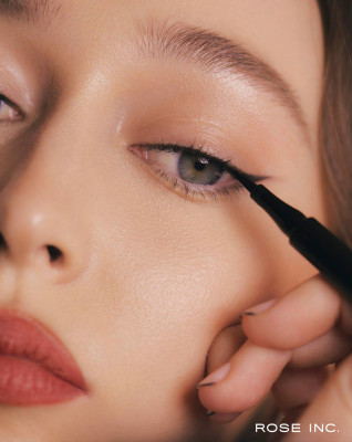 Alycia Debnam Carey-Rose Inc, December 2021
