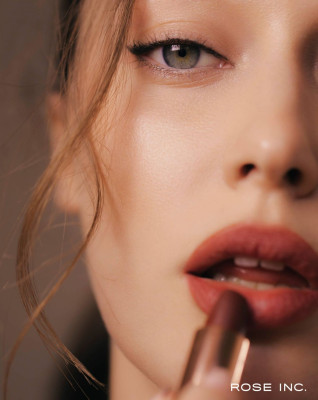 Alycia Debnam Carey-Rose Inc, December 2021