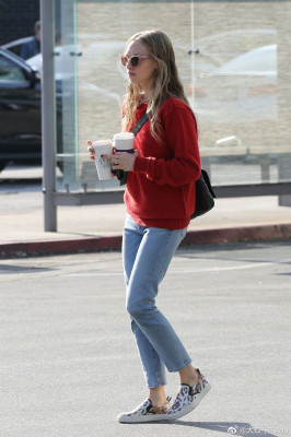 Amanda Seyfried - The Coffee Bean &amp; Tea Leaf in West Hollywood 01/04/2020