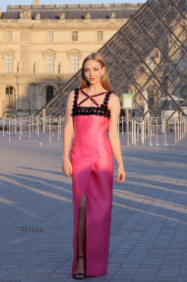 Amanda Seyfried - Lancôme x Louvre Photocall at PFW 09/26/2023