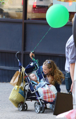 Amanda Seyfried - &#039;A Mouthful Of Air&#039; On Set in New York 09/29/2019