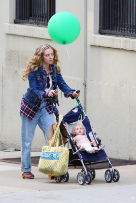Amanda Seyfried - &#039;A Mouthful Of Air&#039; On Set in New York 09/29/2019