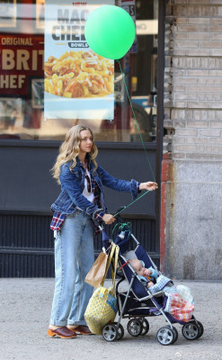 Amanda Seyfried - &#039;A Mouthful Of Air&#039; On Set in New York 09/29/2019