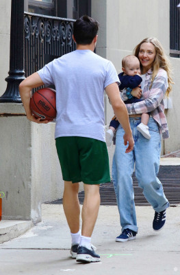 Amanda Seyfried - &#039;A Mouthful Of Air&#039; On Set in New York 09/23/2019