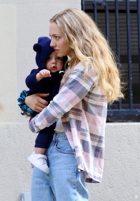 Amanda Seyfried - &#039;A Mouthful Of Air&#039; On Set in New York 09/23/2019