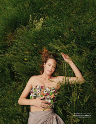 Amber Valletta ~ Vogue China June 2023