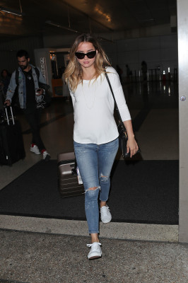 Ana de Armas - Airport in Los Angeles 09/22/2017