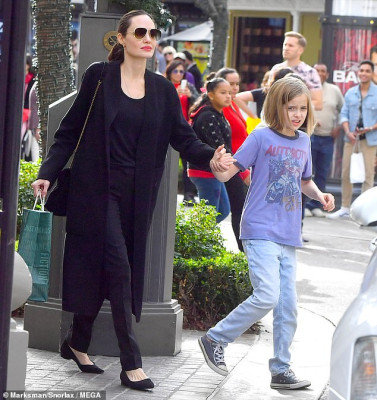 Angelina Jolie pic #1143624