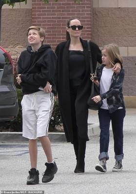 Angelina Jolie pic #1181733