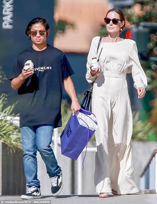 Angelina Jolie pic #1143623