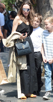 Angelina Jolie pic #1194983