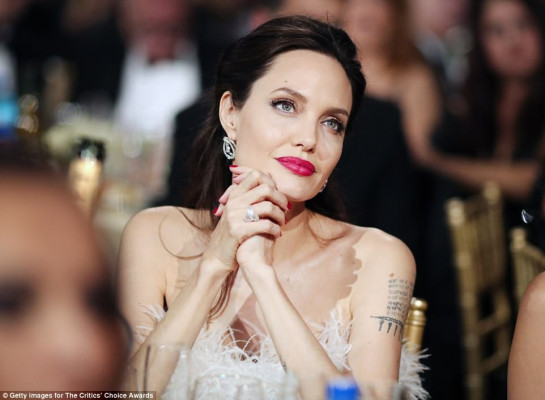 Angelina Jolie pic #1030299